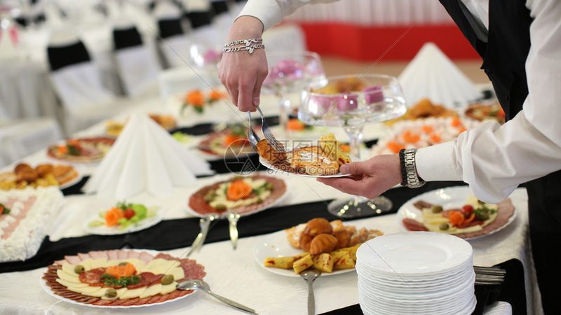 新手餐饮老板第一次去批发市场，最该盯紧的不是价格