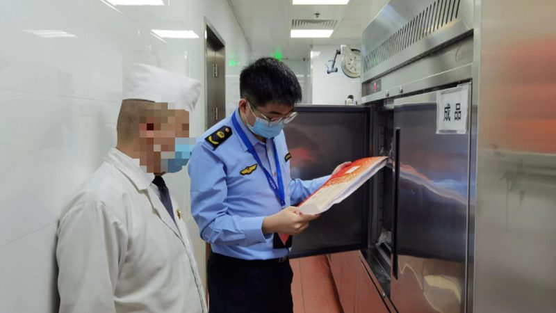 对于消费者来说，在选购坚果炒货时，应关注以下几点：